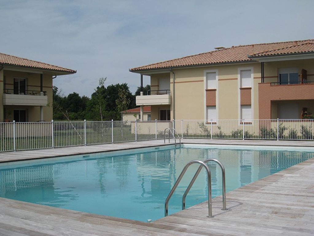 AUTERIVE appartement T3 dans résidence de 2007 sécurisé avec piscine, 2 parking.