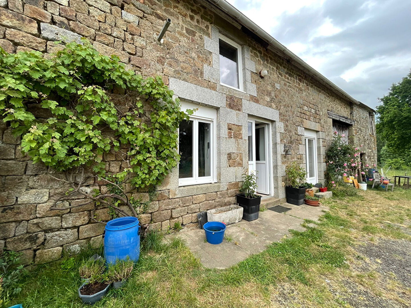 Maison en pierre à ST LAURENT DE TERREGATTE