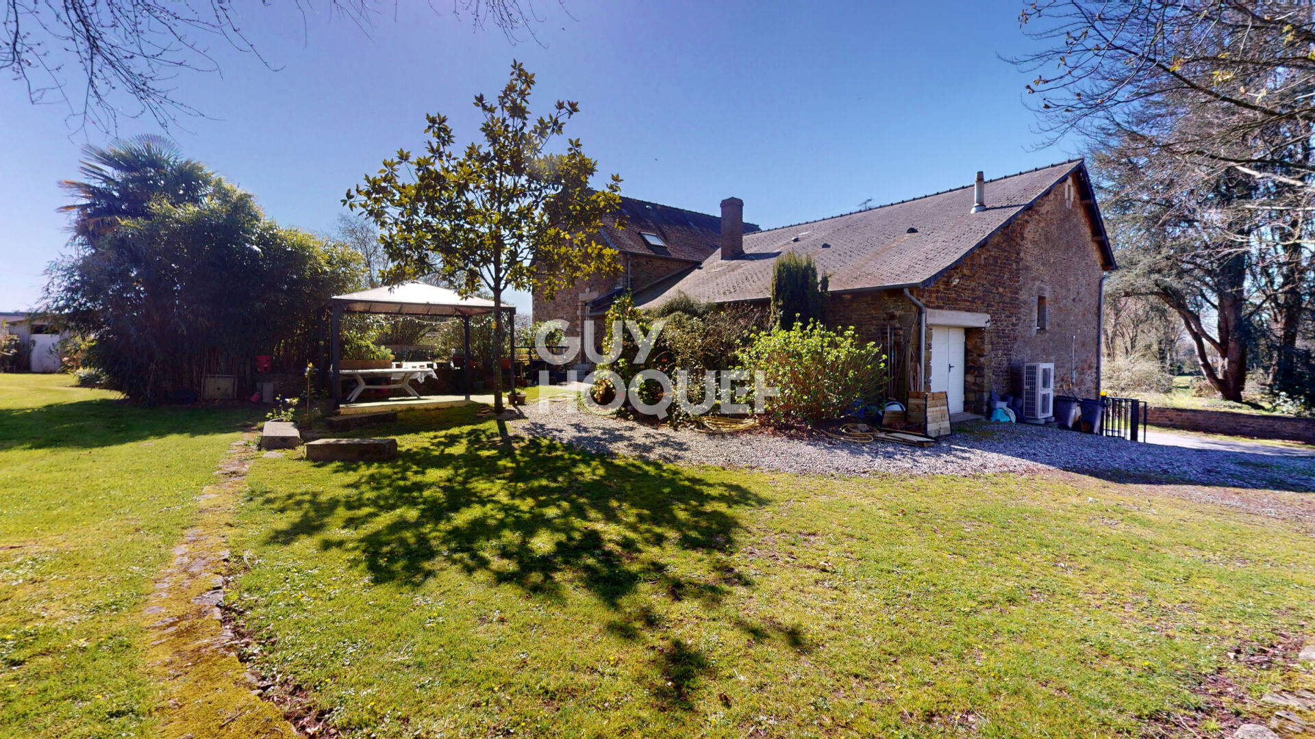 Maison familiale en pierres - Jardin arboré - Piscine couverte - Garages - Pontorson