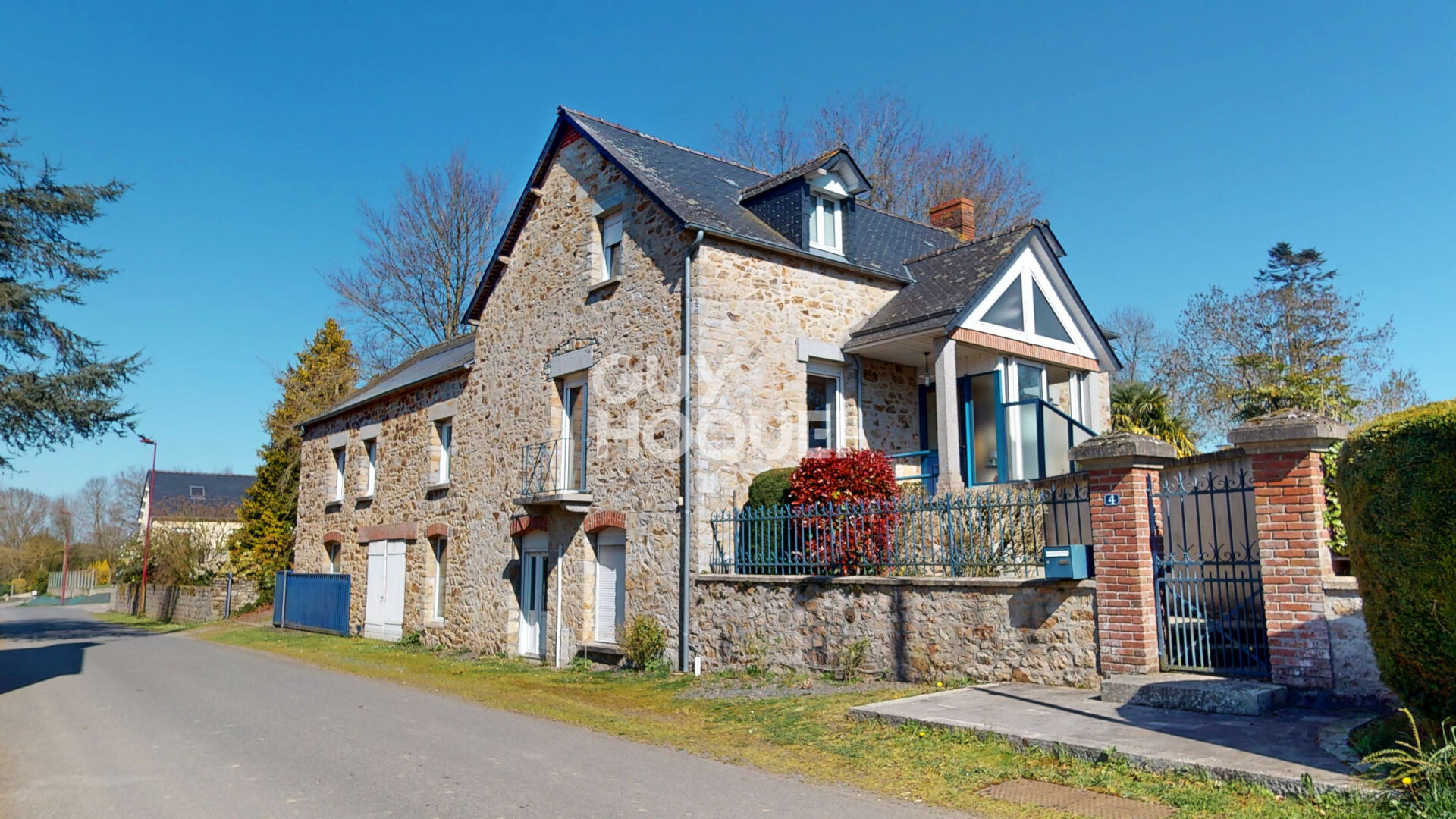 Maison familiale en pierres - Jardin arboré - Piscine couverte - Garages - Pontorson