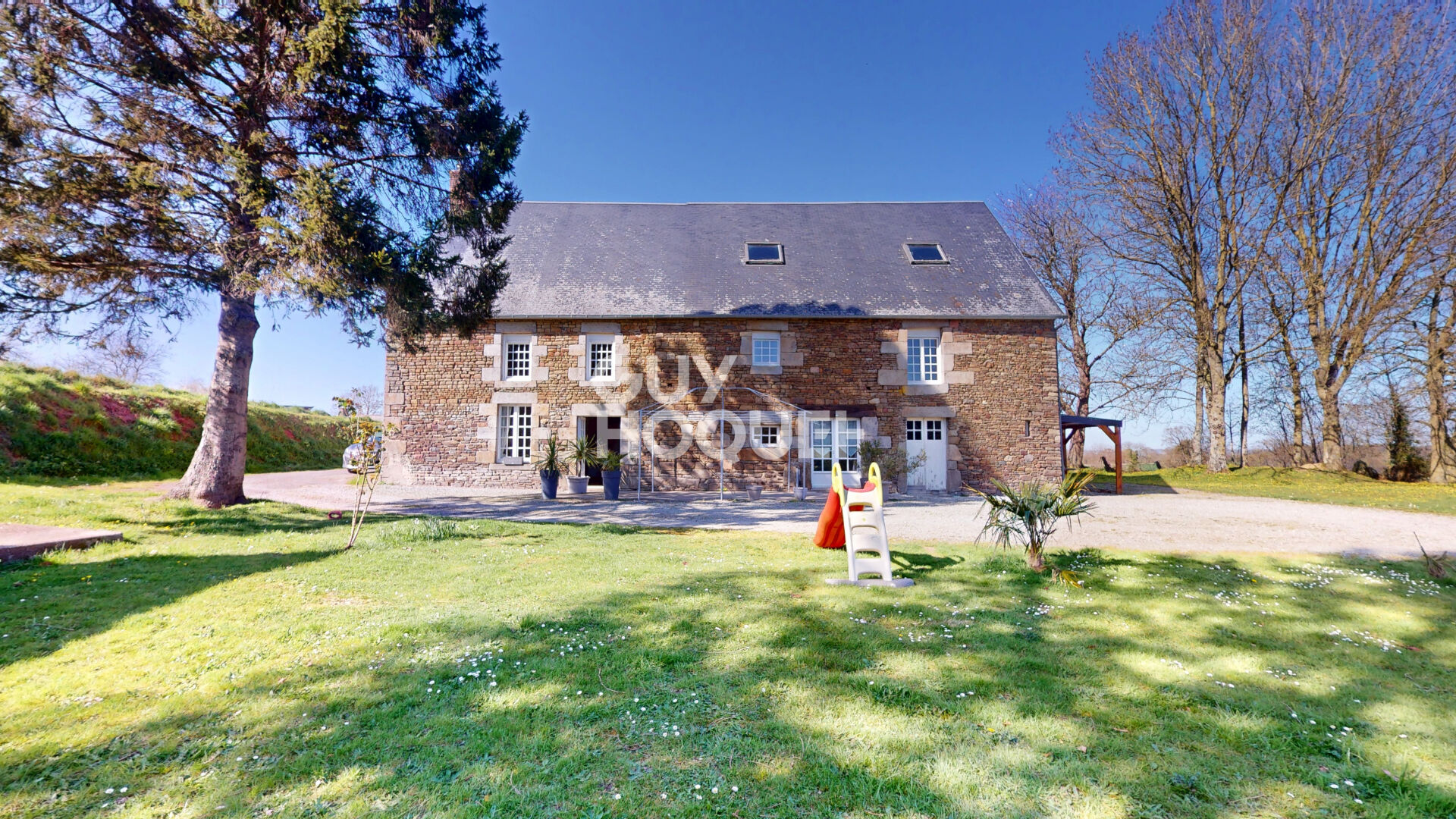 Grande maison familiale en pierre - Vie de plain-pied et jardin exposé sud