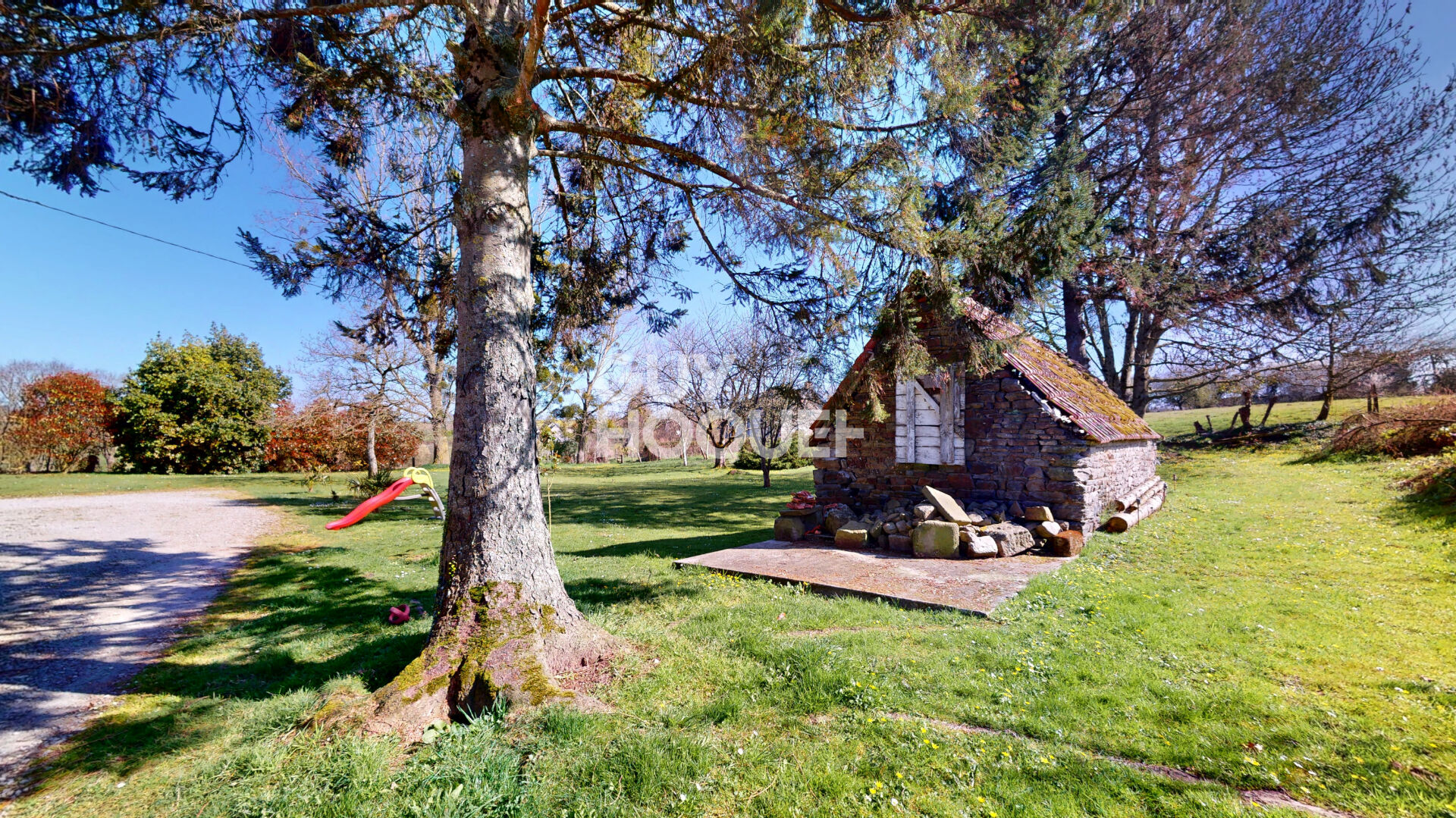 Grande maison familiale en pierre - Vie de plain-pied et jardin exposé sud