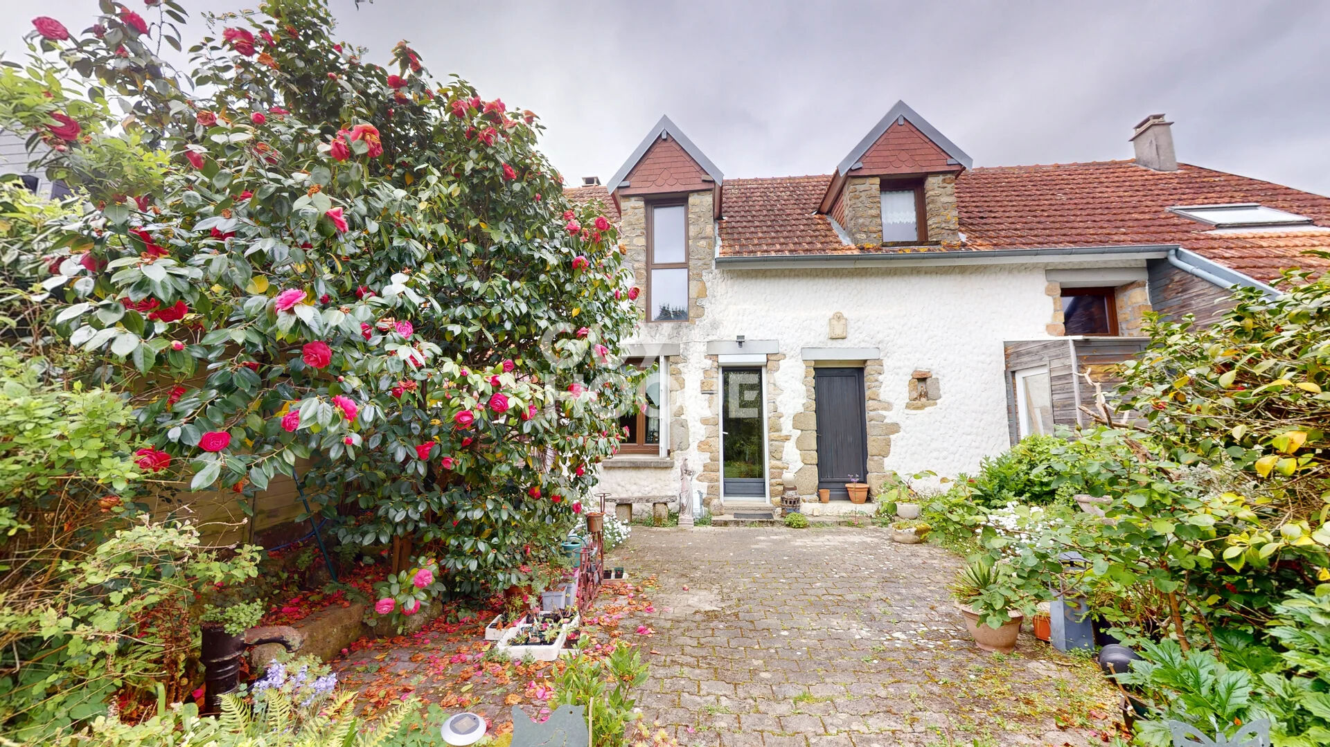 Maison en pierre d'une surface de 123 m² à Carolles
