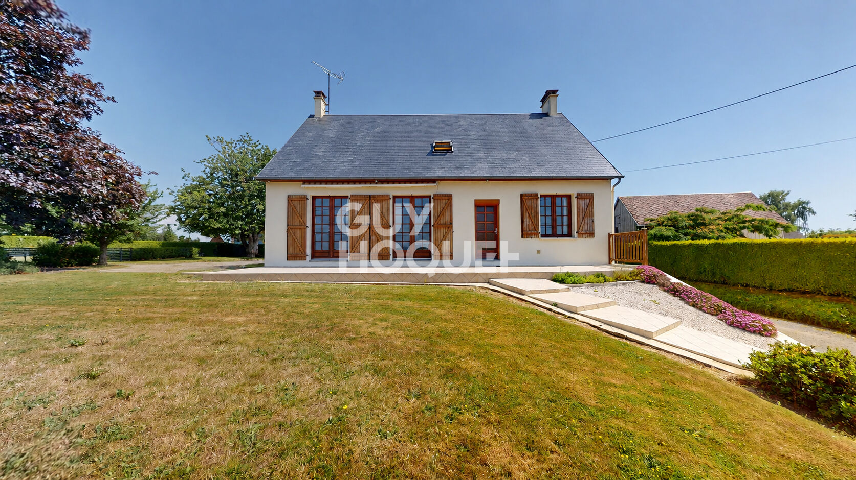 Brécey ? Maison familiale sur 3 200 m² - Dépendances