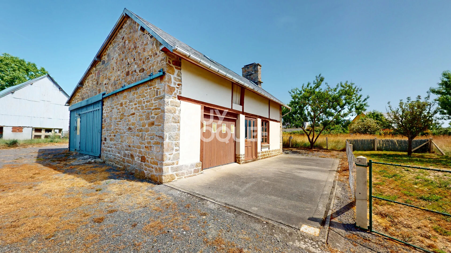 Brécey ? Maison familiale sur 3 200 m² - Dépendances