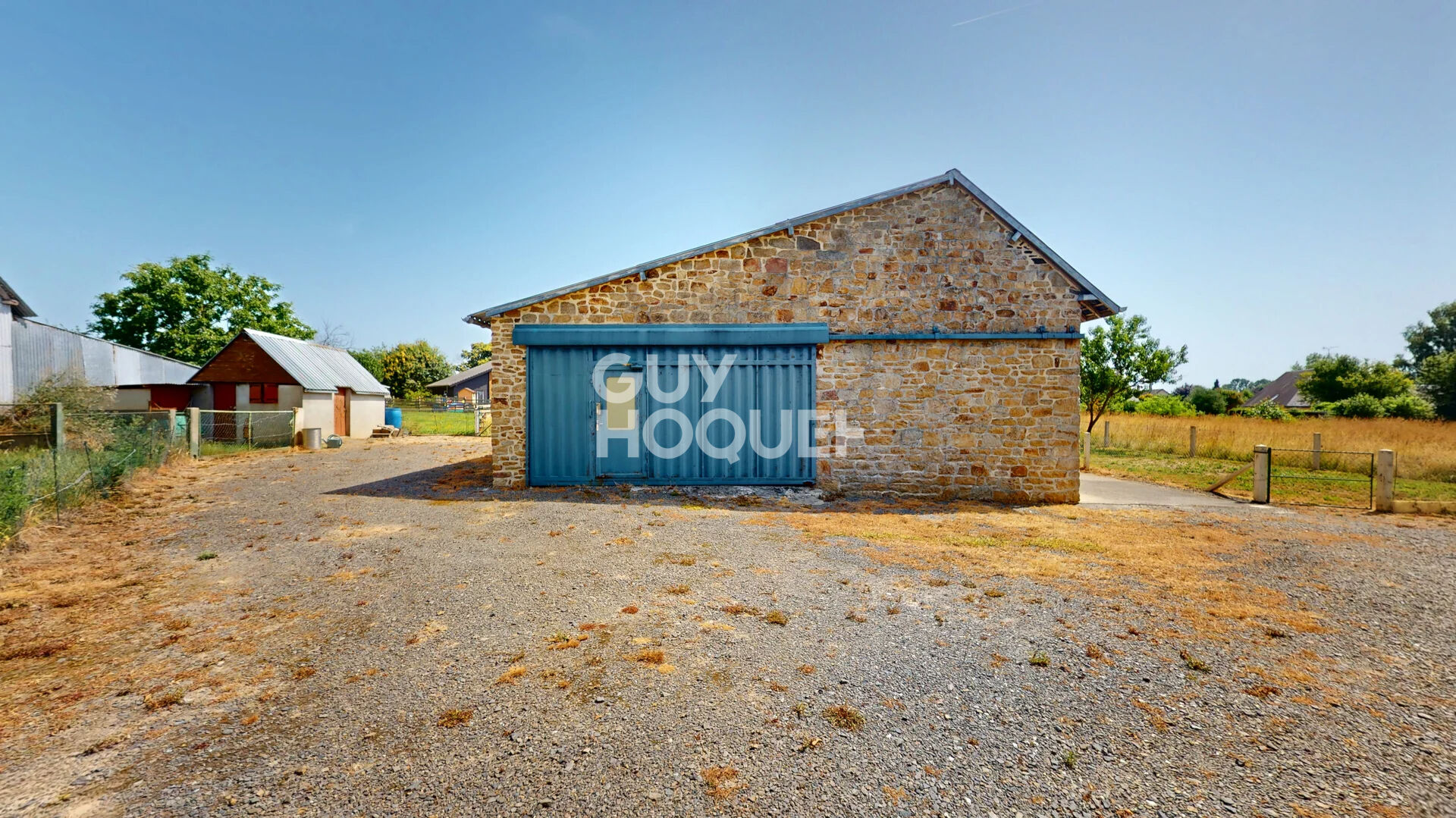 Brécey ? Maison familiale sur 3 200 m² - Dépendances