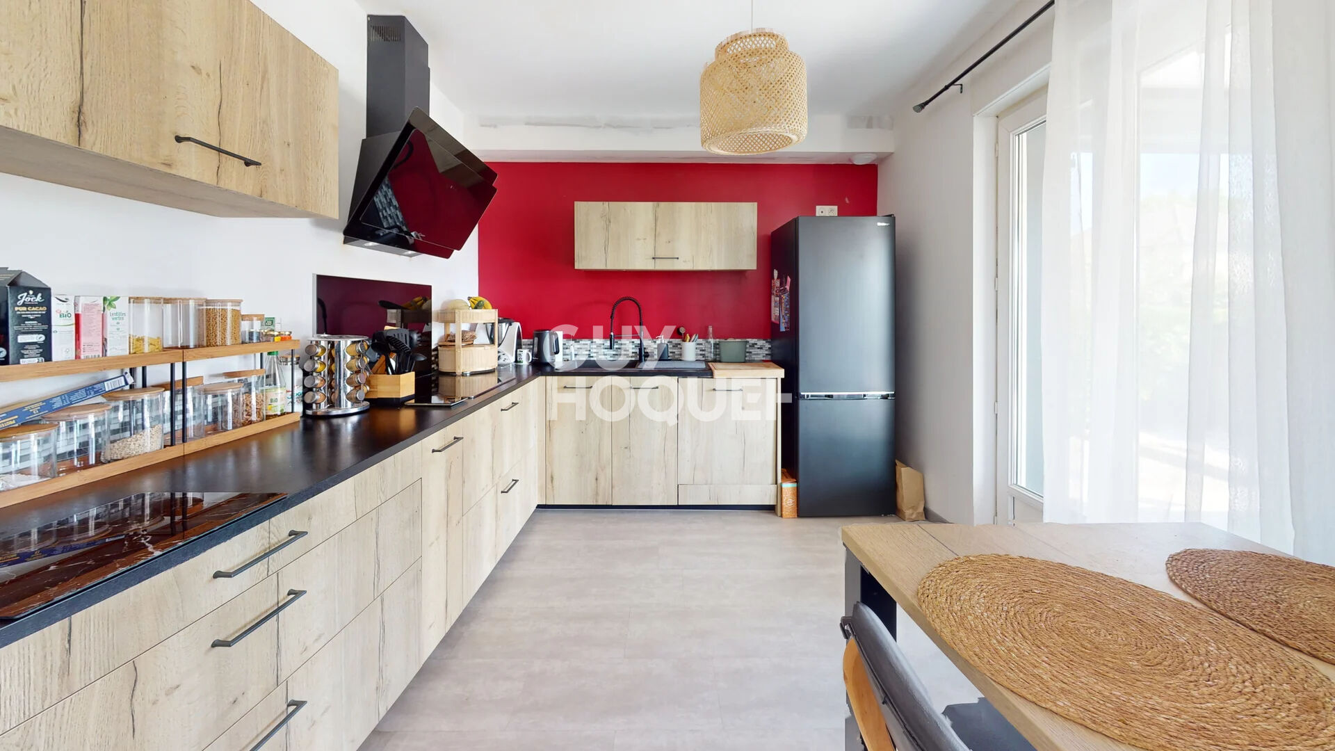 Exclusivité Guy Hoquet Avranches Maison familiale rénovée avec vie de plain-pied, en plein coeur de Ducey.