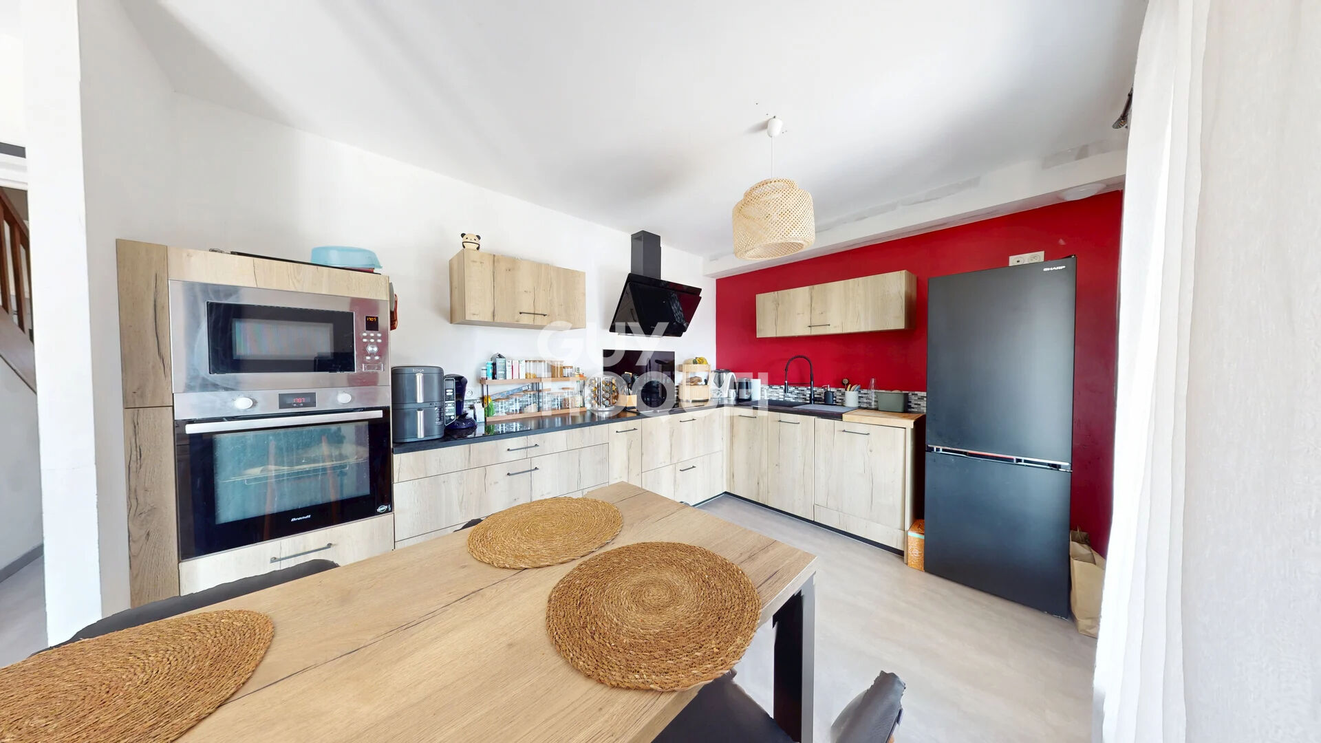 Exclusivité Guy Hoquet Avranches Maison familiale rénovée avec vie de plain-pied, en plein coeur de Ducey.