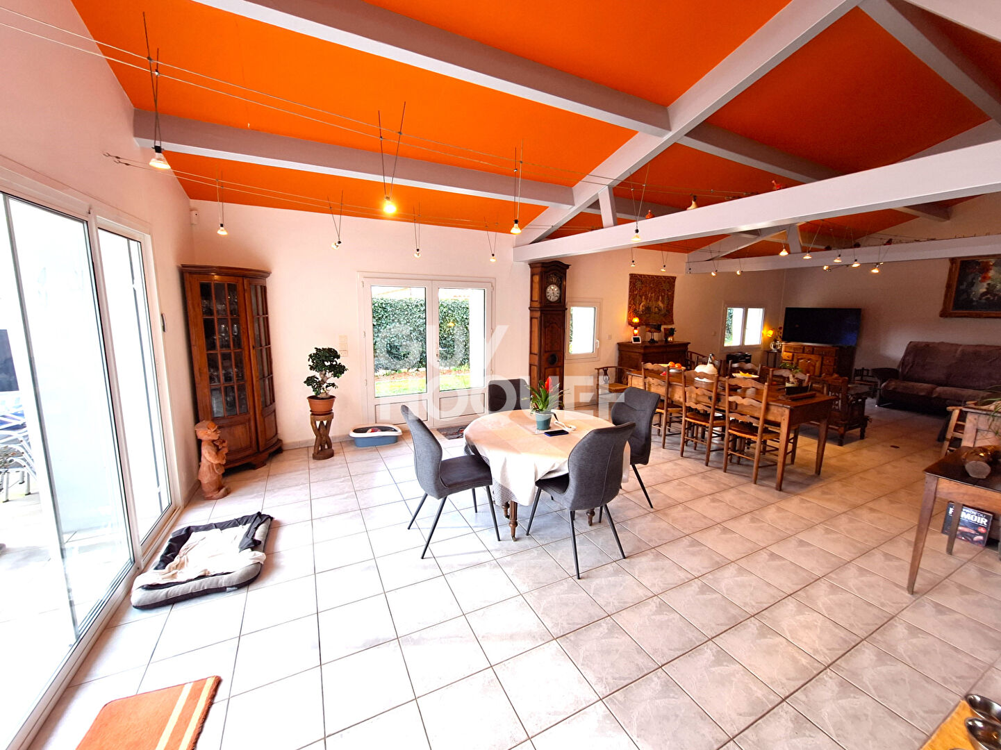 Belle Aunisienne rénovée,10 pièces avec piscine au calme.