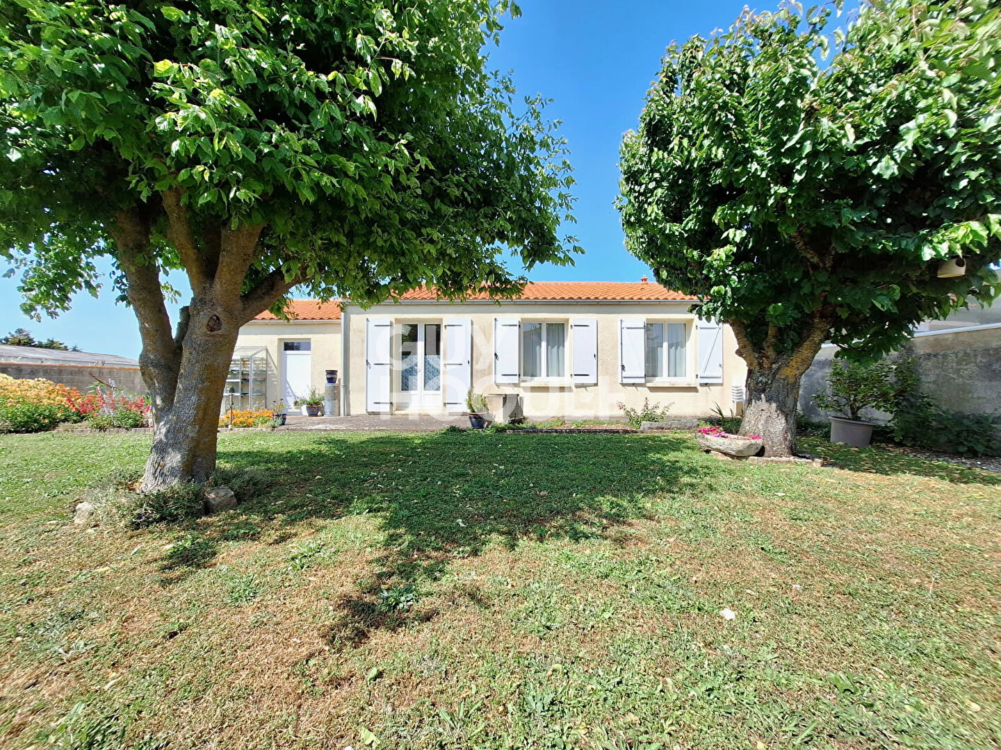 Maison de plain-pied à Aytré : simplicité, confort et jardin.