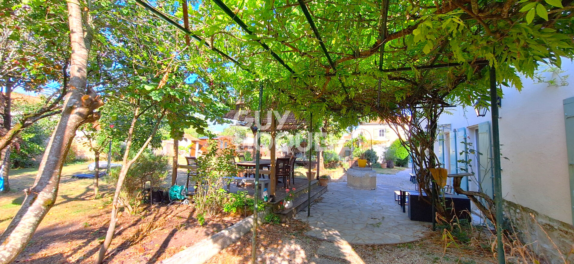 Belles charentaises au calme de la campagne.