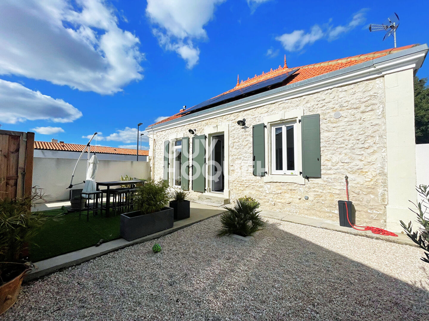 Charmante Maison en Pierre à Vendre à Périgny