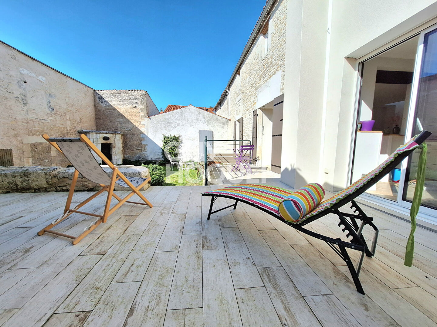 Maison en pierre pleine de charme au coeur de La Jarrie