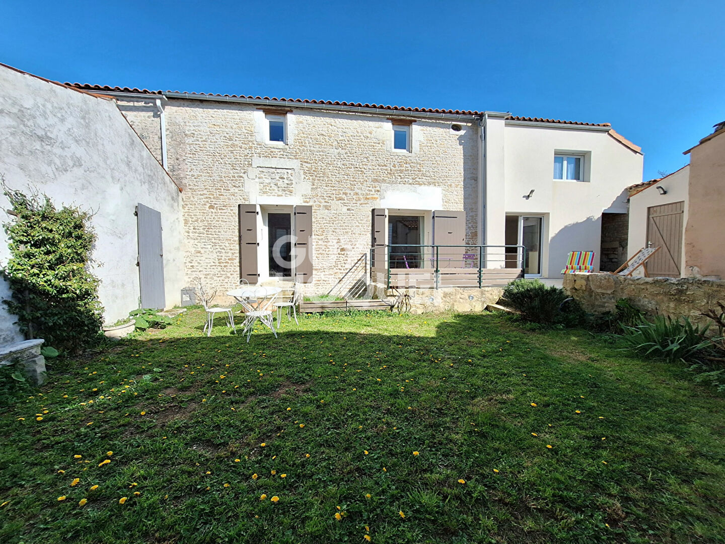 Maison en pierre pleine de charme au coeur de La Jarrie