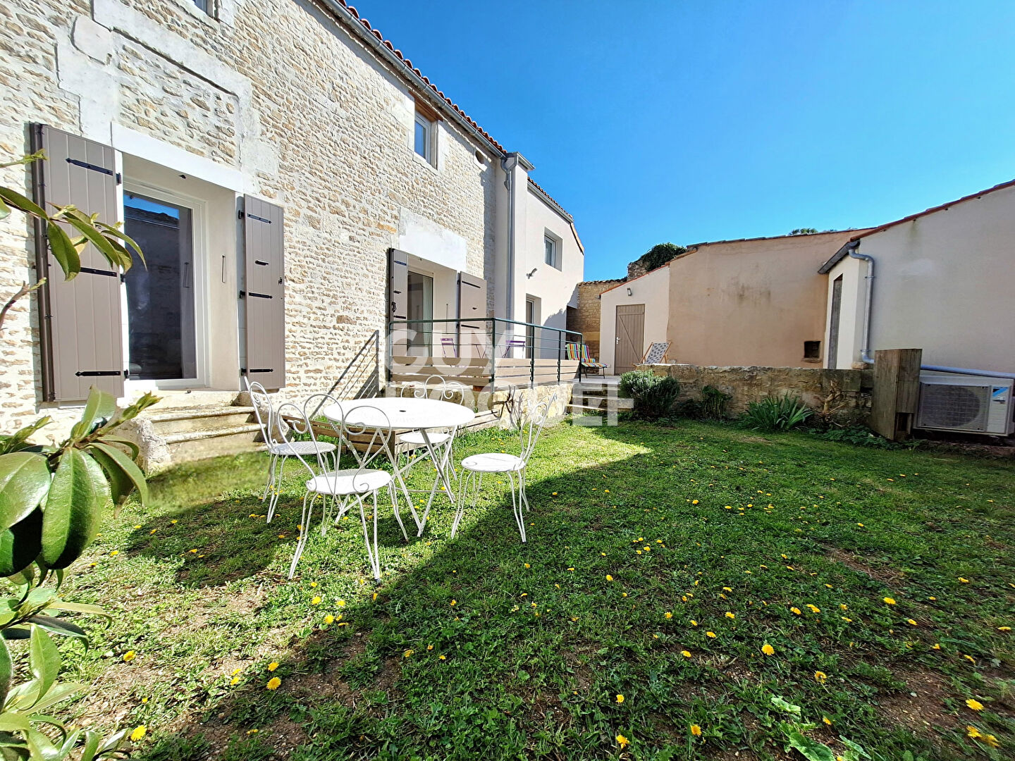 Maison en pierre pleine de charme au coeur de La Jarrie