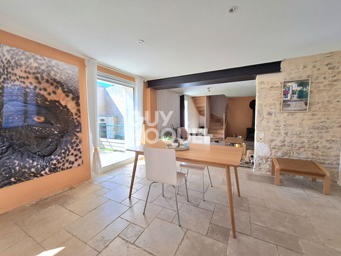 Maison en pierre pleine de charme au coeur de La Jarrie