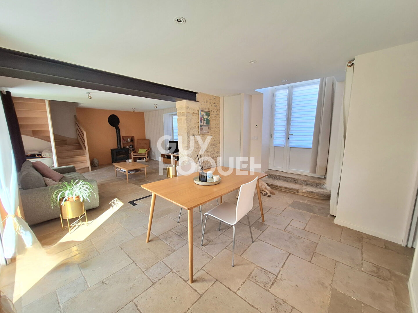 Maison en pierre pleine de charme au coeur de La Jarrie