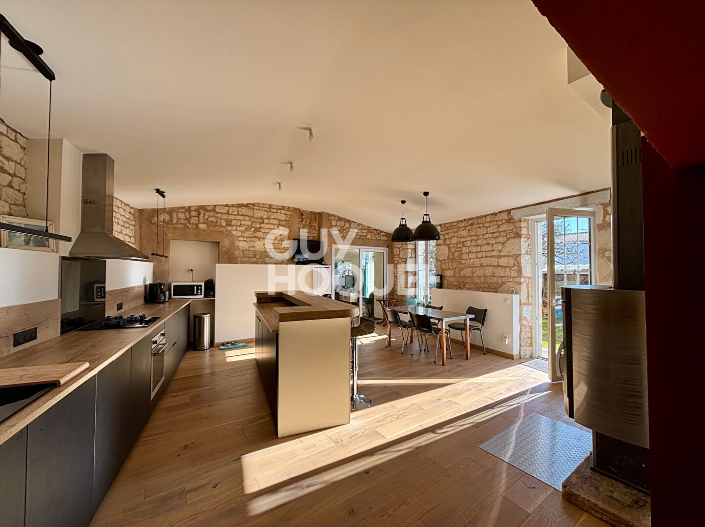 Havre de Paix situé à AIGREFEUILLE D'AUNIS - 6 pièces, 3 chambres + bureau - 156m2