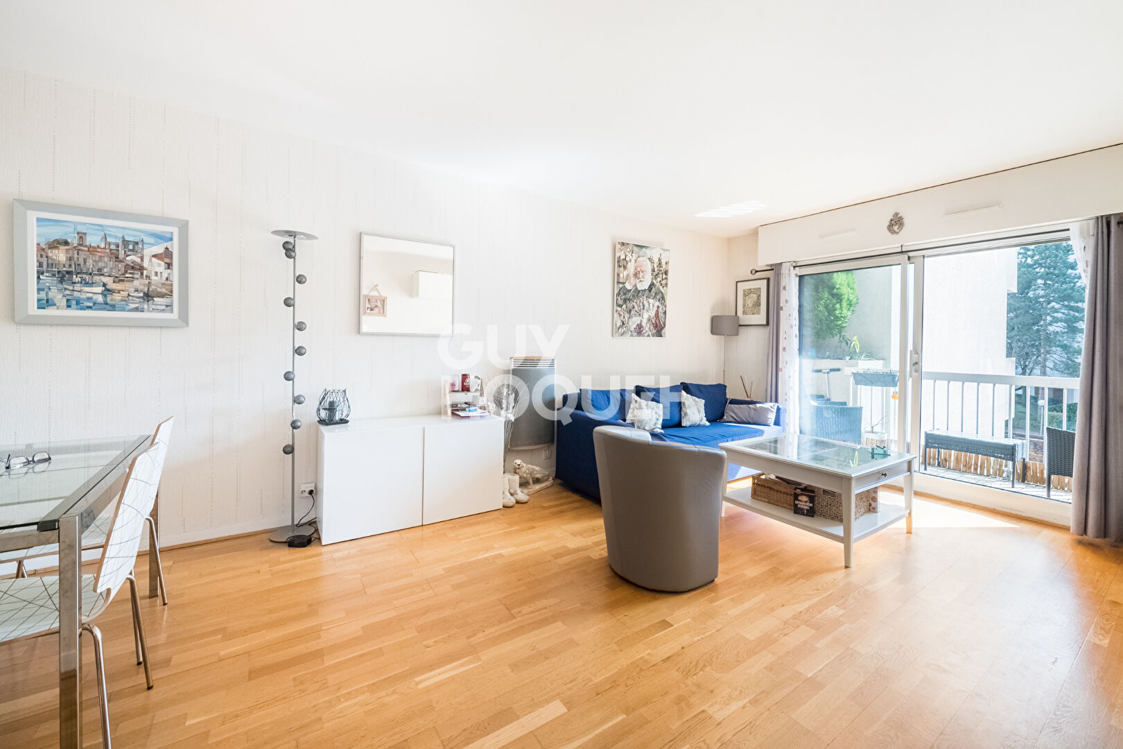 AU PIED DU METRO LIGNE 4