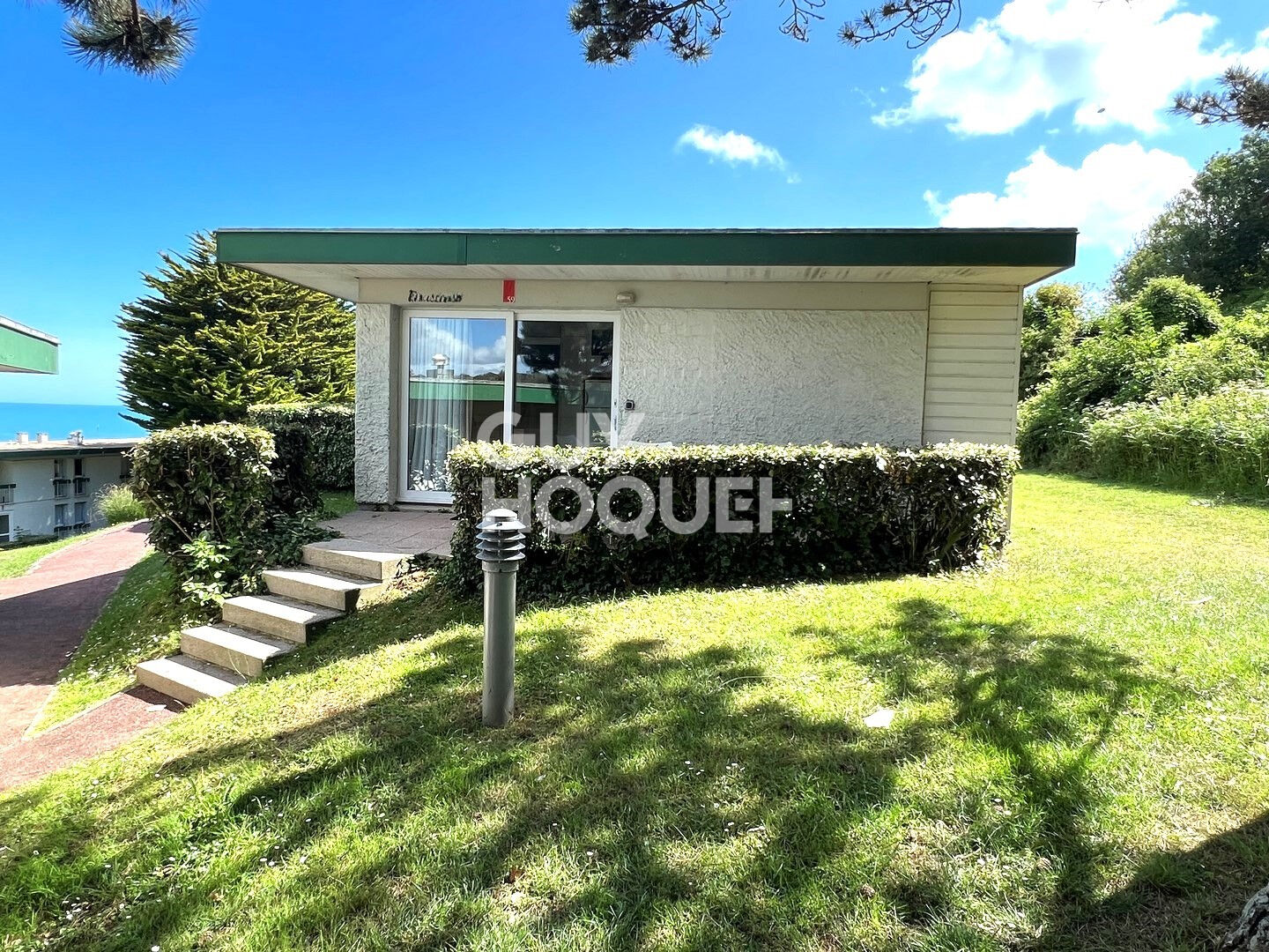 POUR INVESTISSEUR, Appartement en bord de mer à COLLEVILLE SUR MER (14710).