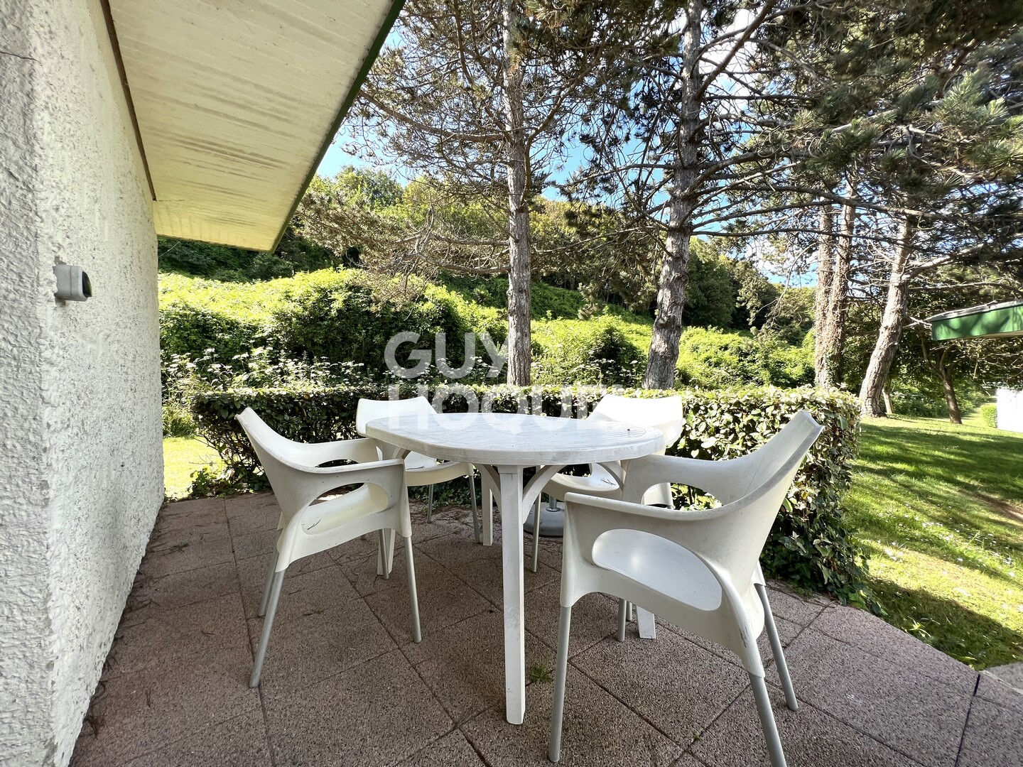 POUR INVESTISSEUR, Appartement en bord de mer à COLLEVILLE SUR MER (14710).