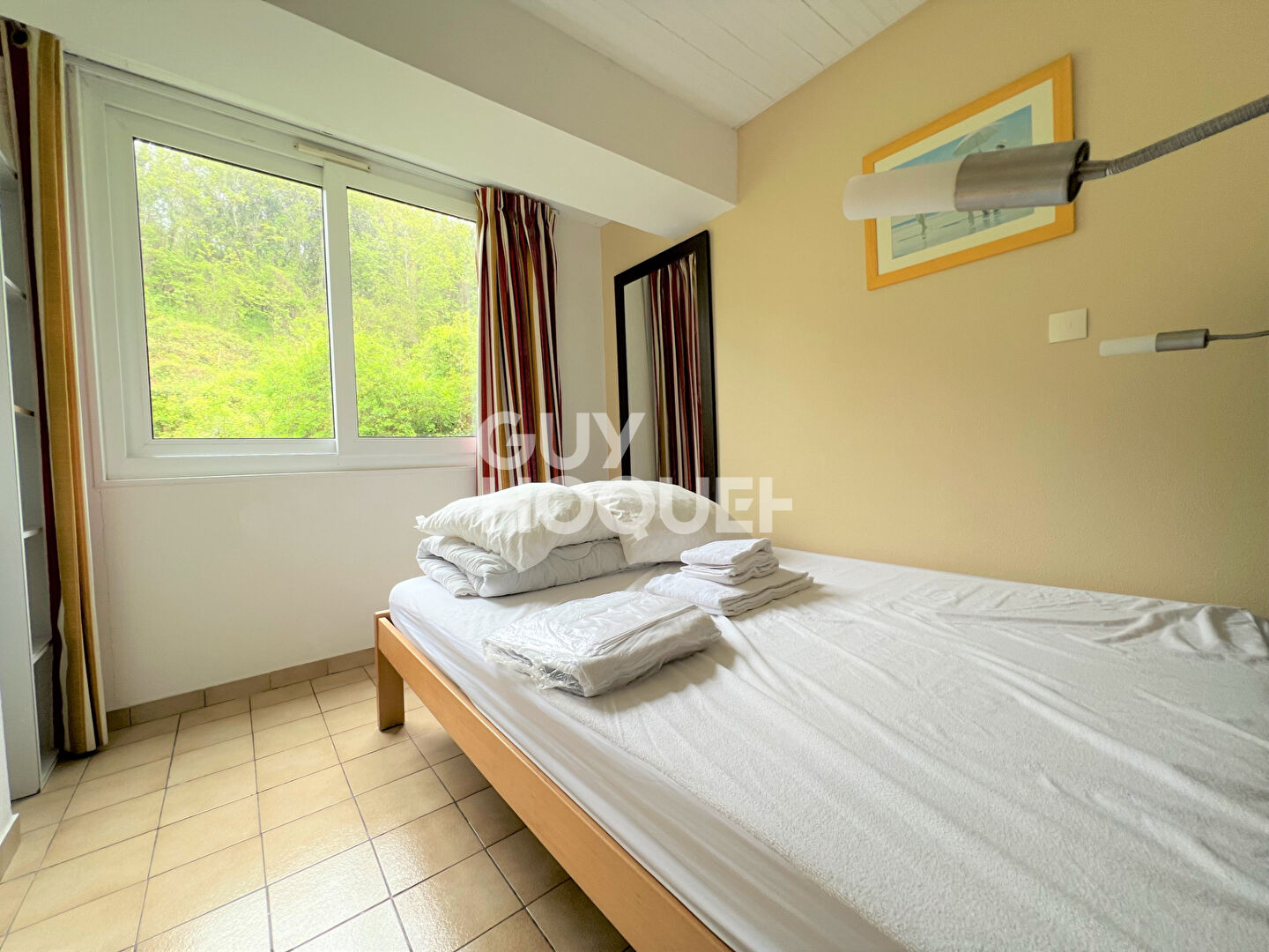 POUR INVESTISSEUR, Appartement en bord de mer à COLLEVILLE SUR MER (14710).