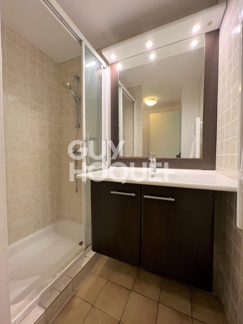 POUR INVESTISSEUR, Appartement en bord de mer à COLLEVILLE SUR MER (14710).