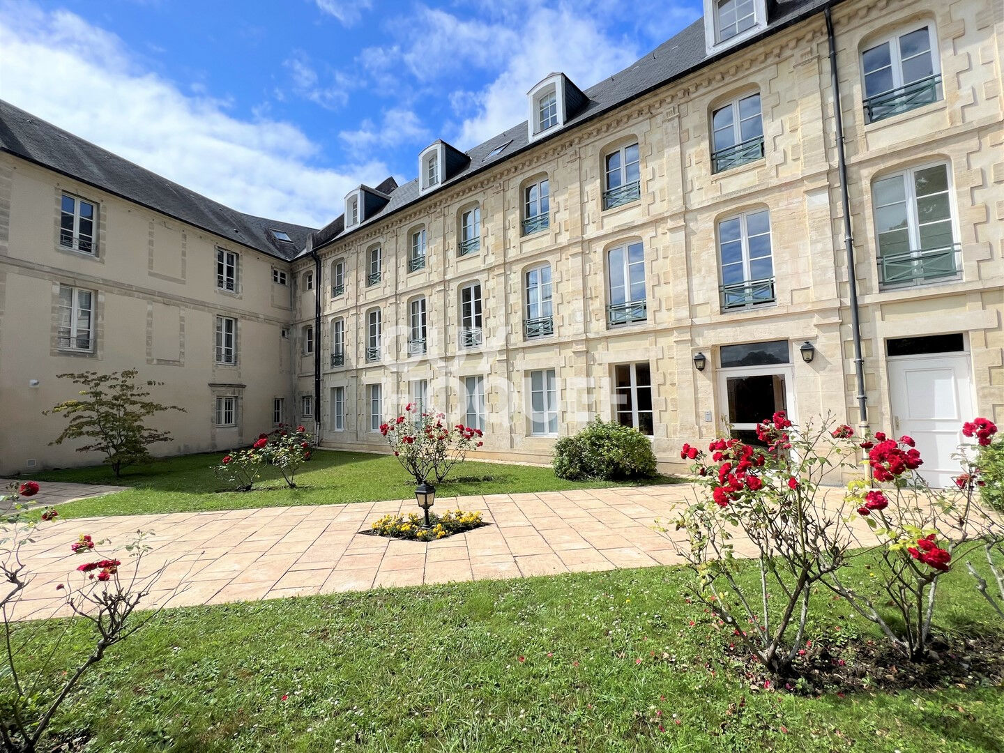 A Vendre, à BAYEUX (14), appartement F4 de 96,68 m² Carrez avec parking et cave.