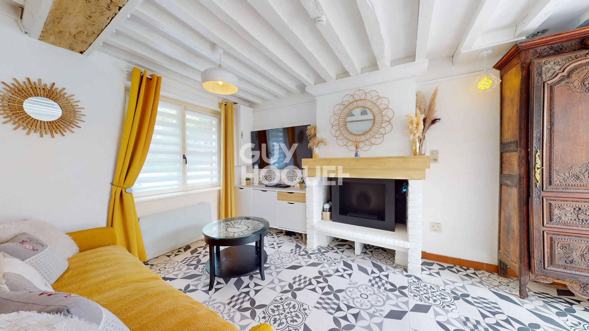 A Vendre, BAYEUX historique, charmante maison ancienne de 3 pièces principales avec petite cour.