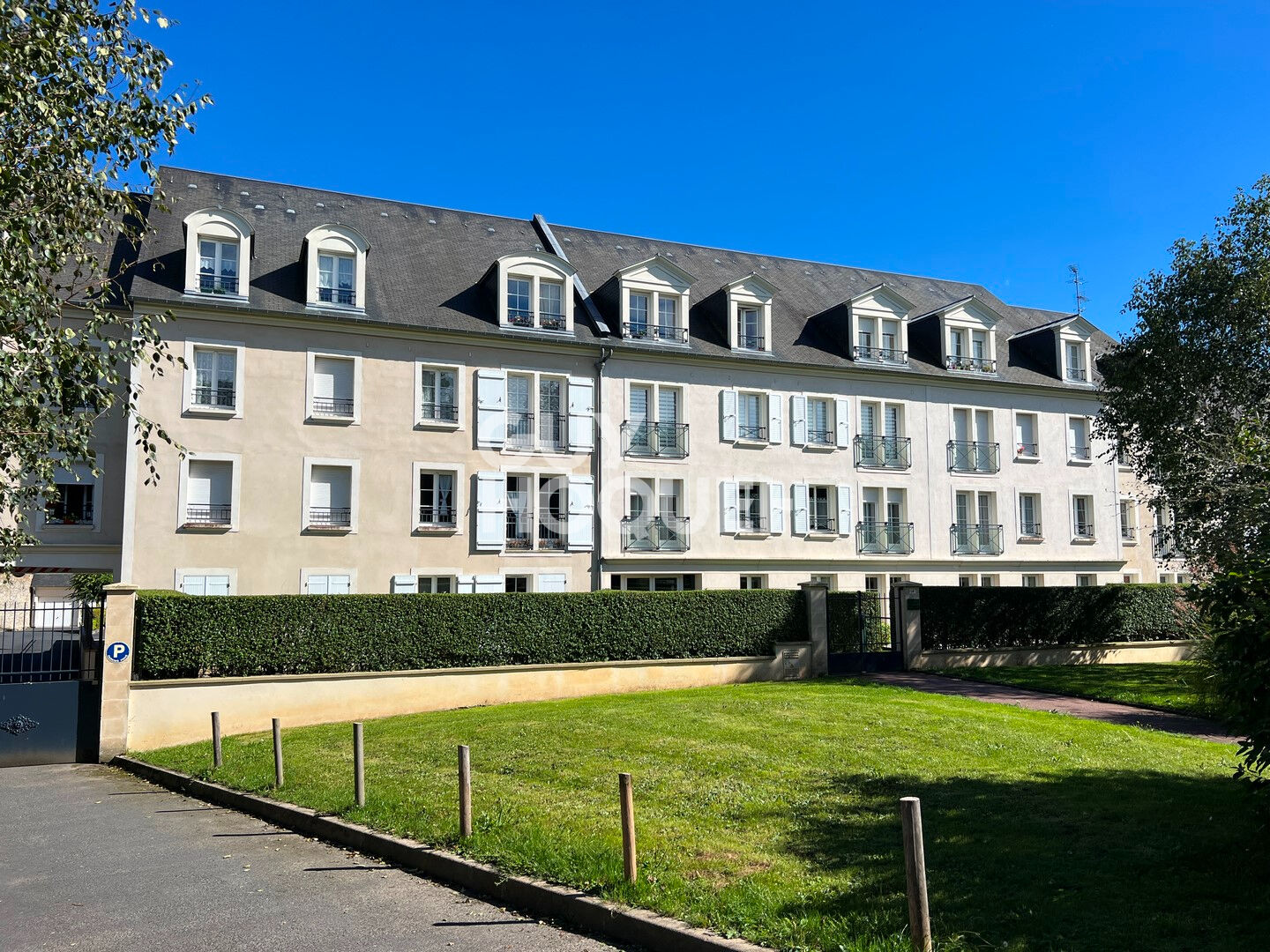 Appartement F3 à BAYEUX (14400) de 59 m² habitables, avec garage, parking et cave.