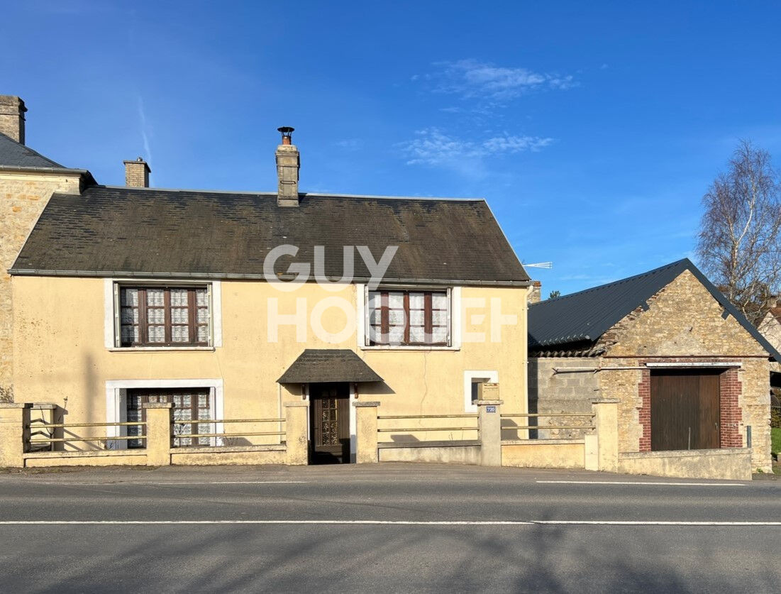 A Vendre, au Sud de BAYEUX , maison ancienne de 4 pièces principales sur 930 m² de terrain.