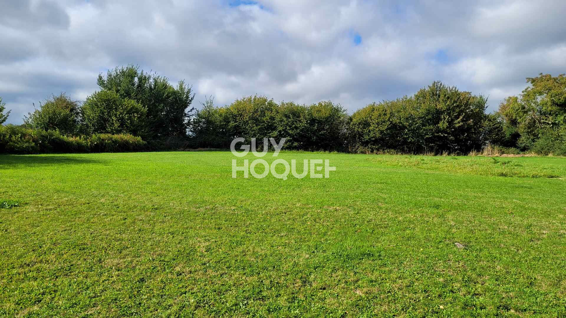 A Vendre, au Sud de BAYEUX, maison ancienne de 210 m² habitables sur 5 580 m² de terrain..