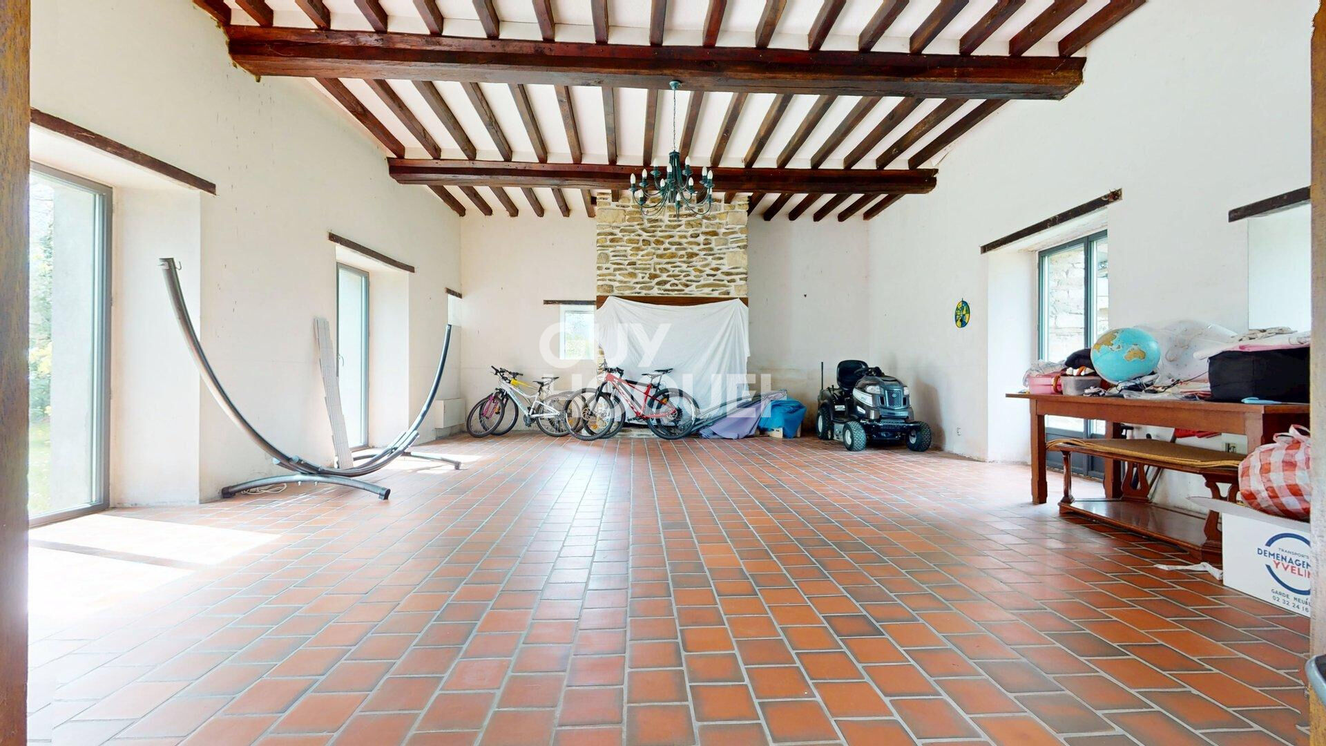 A Vendre, au Sud de BAYEUX, maison ancienne de 210 m² habitables sur 5 580 m² de terrain..