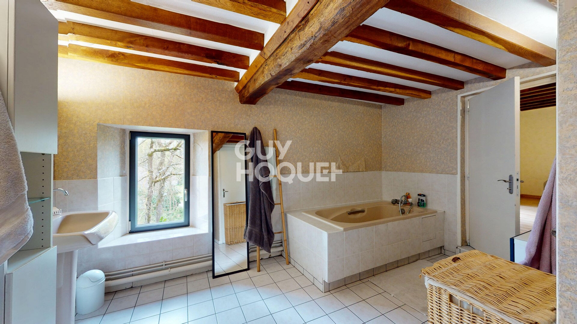 A Vendre, au Sud de BAYEUX, maison ancienne de 210 m² habitables sur 5 580 m² de terrain..