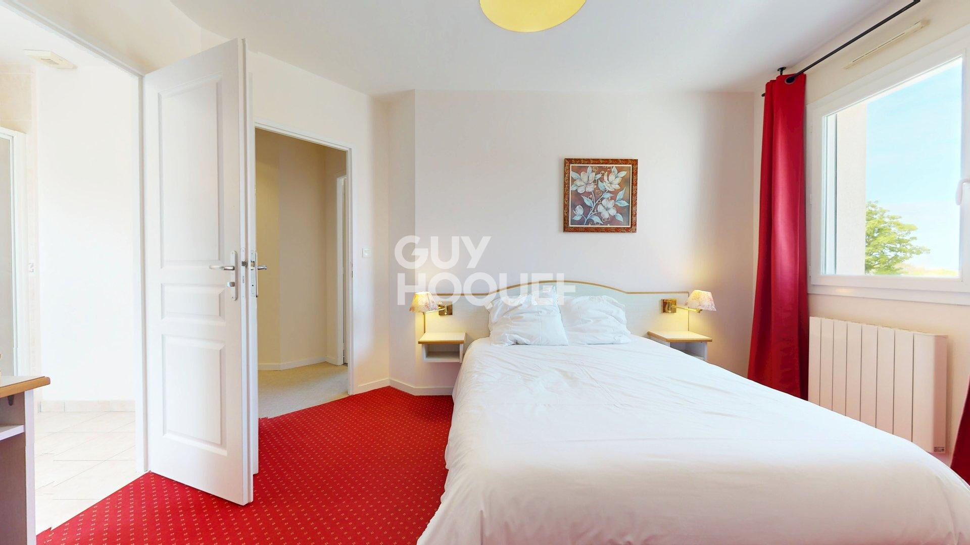 A 300 METRES DE LA PLAGE, Maison contemporaine de 10 pièces principales sur 228 m² habitables.