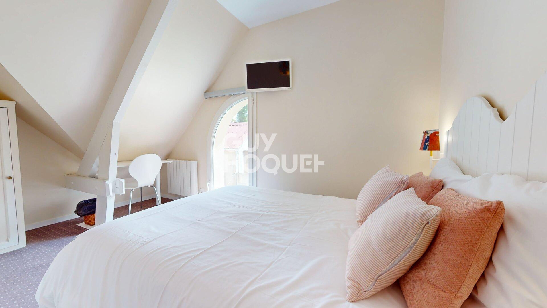 A 300 METRES DE LA PLAGE, Maison contemporaine de 10 pièces principales sur 228 m² habitables.