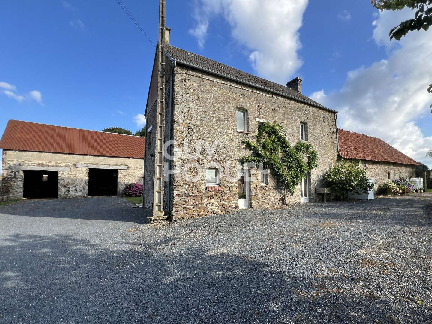 A Vendre, ancien Corps de Ferme avec dépendances et petit pré au Sud de BAYEUX (14240).