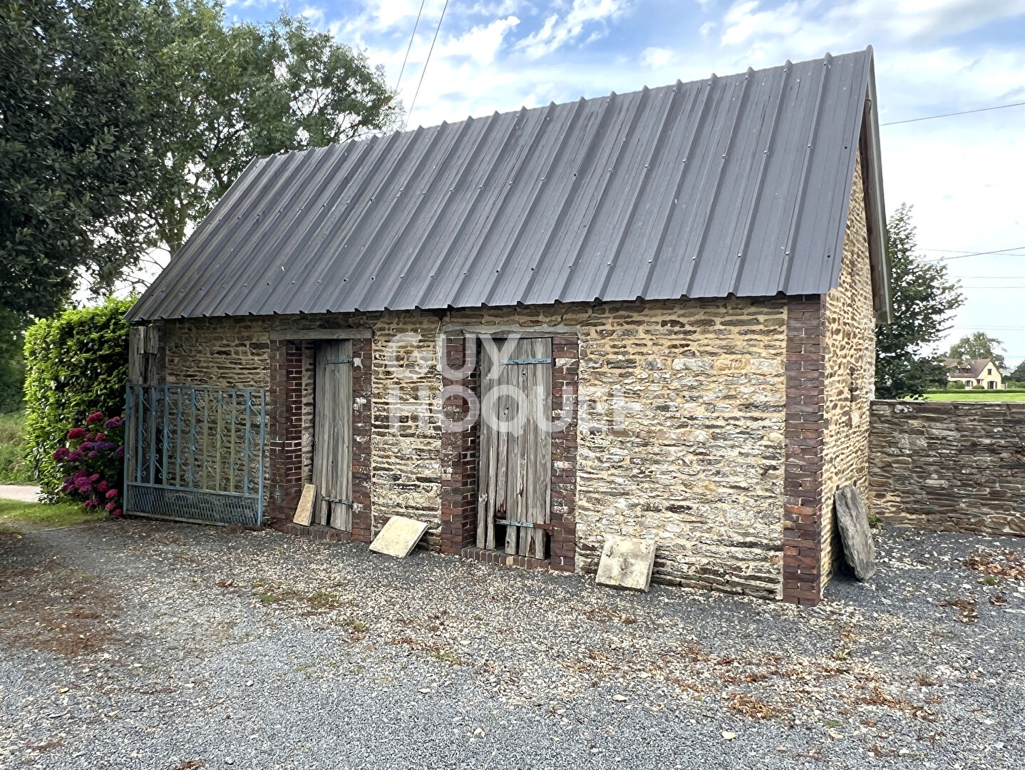 A Vendre, ancien Corps de Ferme avec dépendances et petit pré au Sud de BAYEUX (14240).