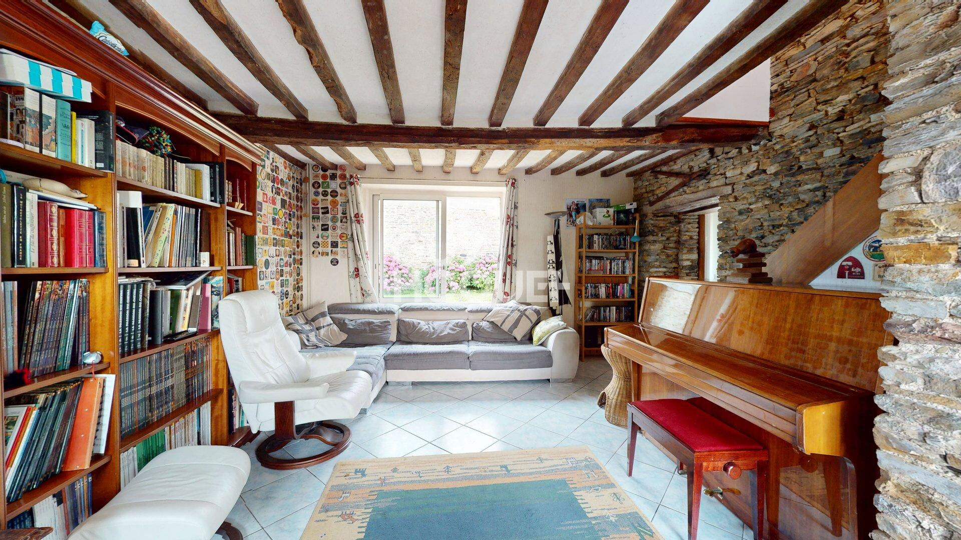 A Vendre, ancien Corps de Ferme avec dépendances et petit pré au Sud de BAYEUX (14240).