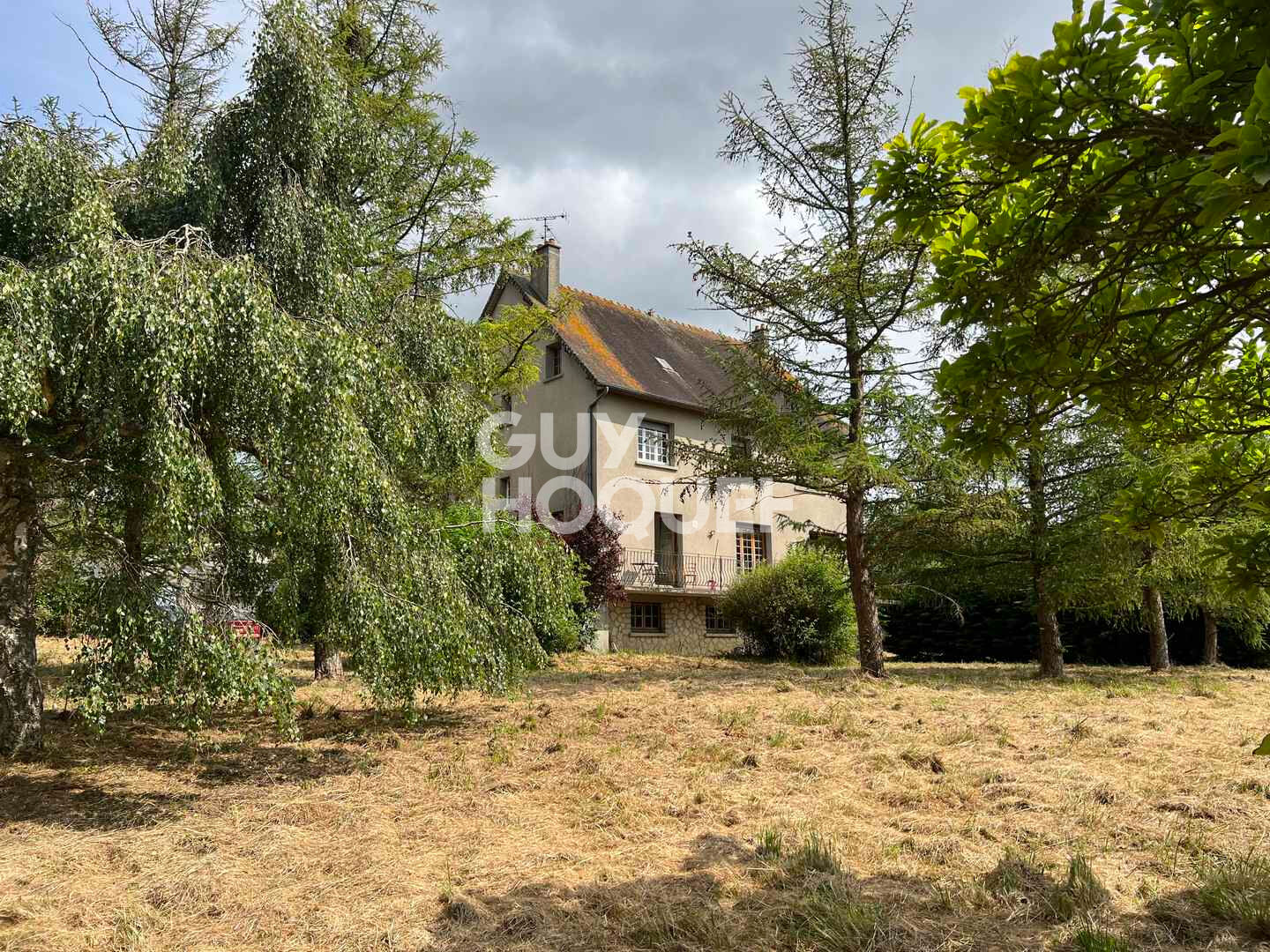 A Vendre, Maison de 245 m² habitables sur 6560 m² de terrain centre village avec commerces.