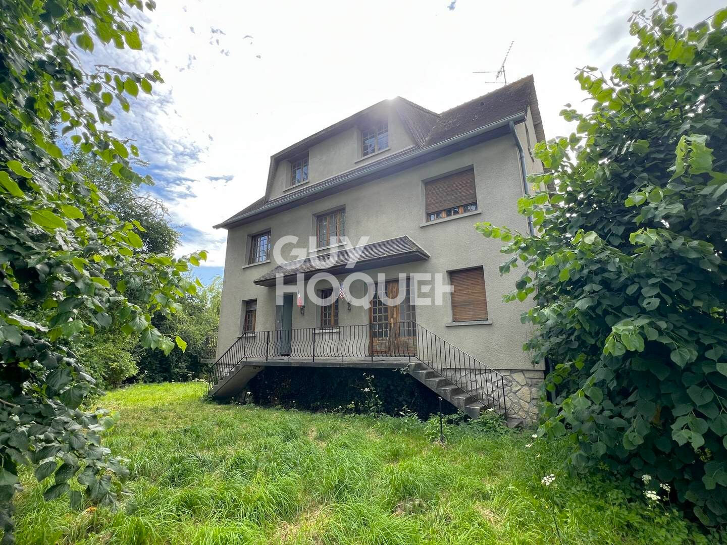 A Vendre, Maison de 245 m² habitables sur 6560 m² de terrain centre village avec commerces.