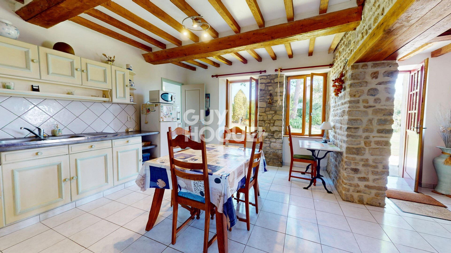 A VENDRE, Maison en pierre, 4 pièces principales à l'Ouest de BAYEUX.