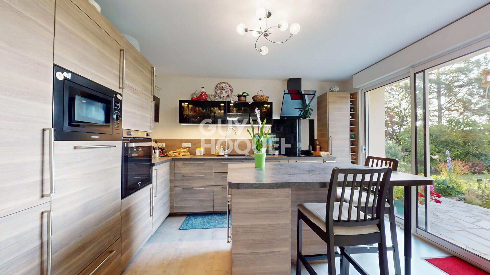 A vendre, Maison d'habitation, à BAYEUX (14400), de 5 pièces principales sur 2 120 m² de terrain.