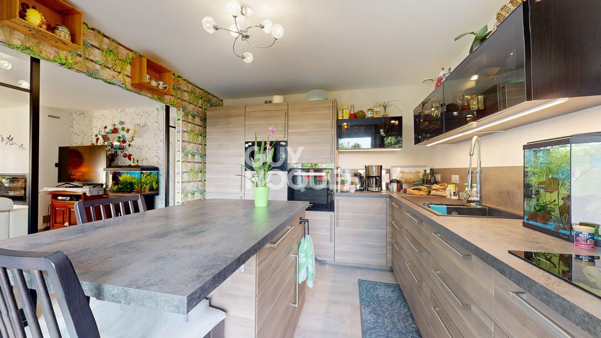 A vendre, Maison d'habitation, à BAYEUX (14400), de 5 pièces principales sur 2 120 m² de terrain.