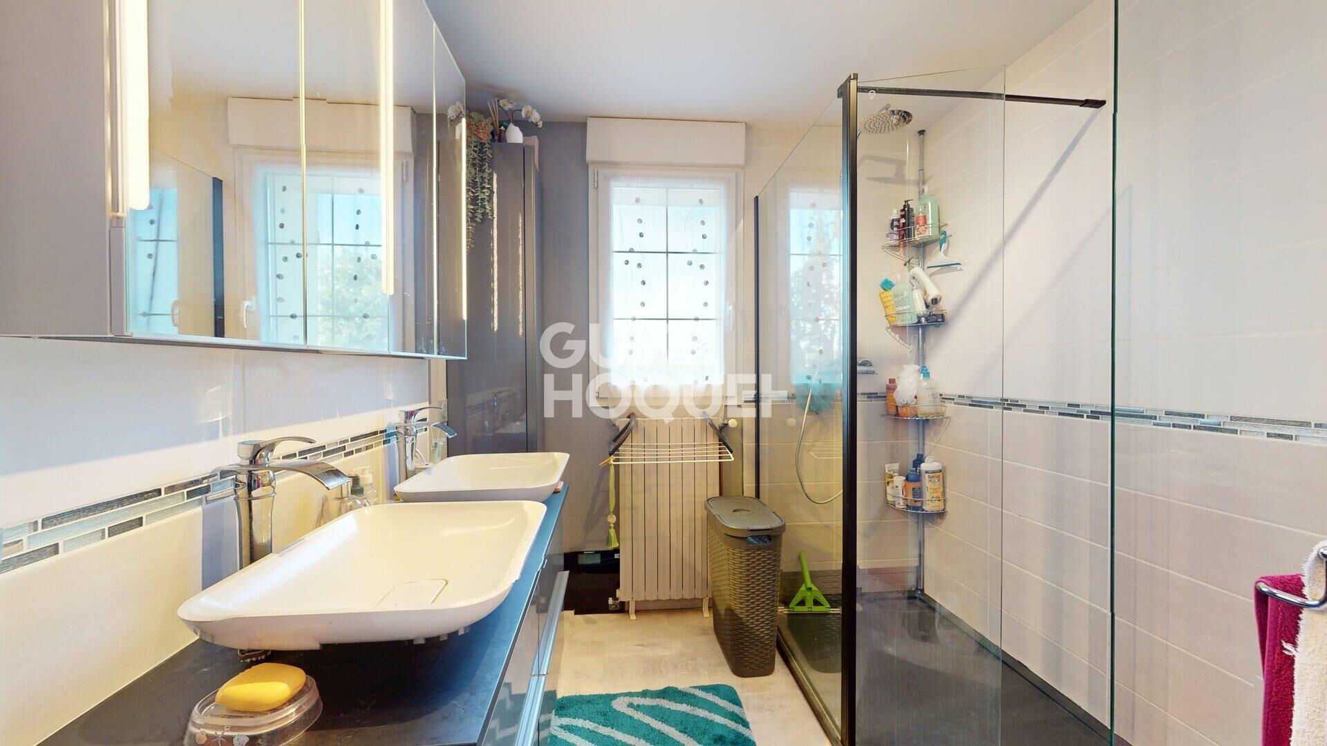 A vendre, Maison d'habitation, à BAYEUX (14400), de 5 pièces principales sur 2 120 m² de terrain.