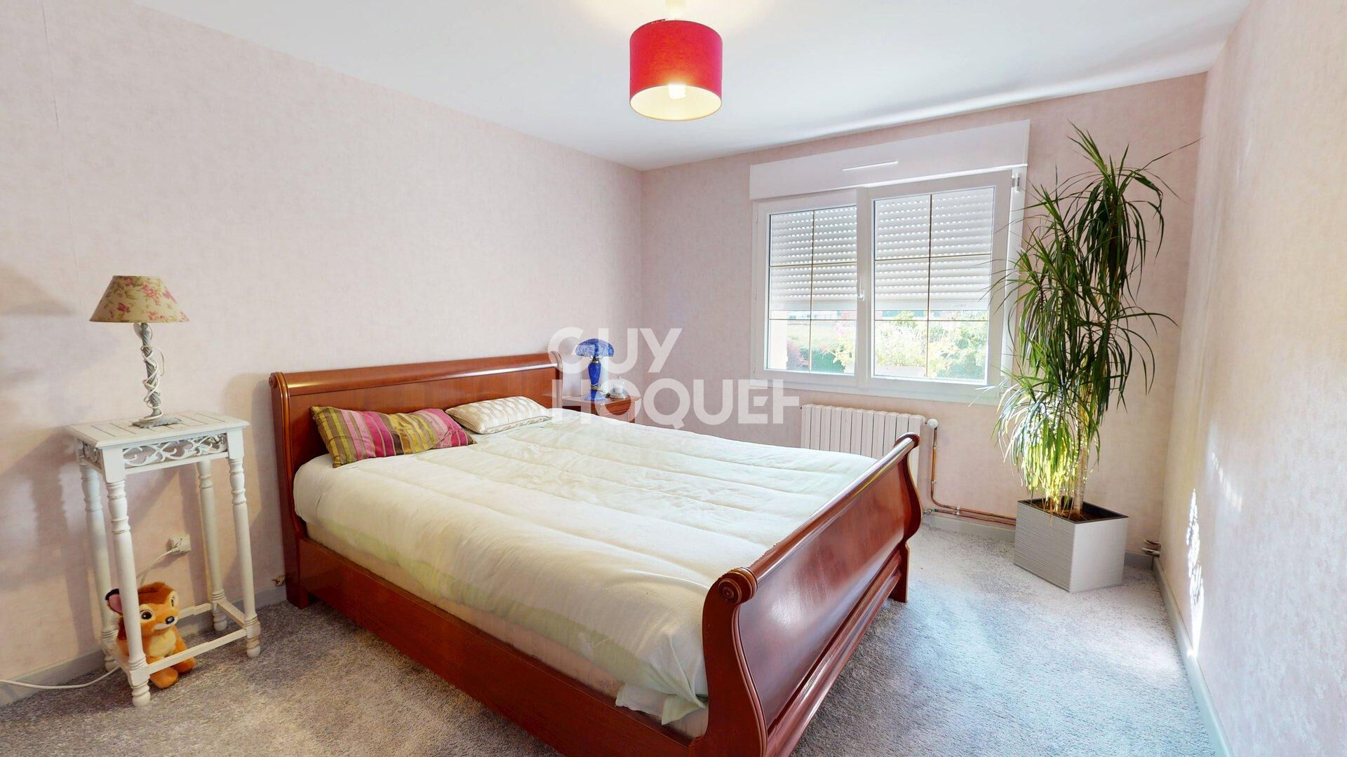 A vendre, Maison d'habitation, à BAYEUX (14400), de 5 pièces principales sur 2 120 m² de terrain.