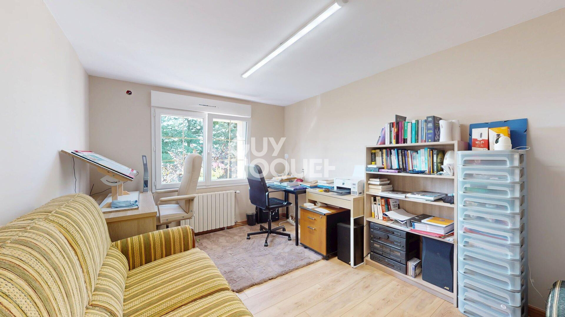 A vendre, Maison d'habitation, à BAYEUX (14400), de 5 pièces principales sur 2 120 m² de terrain.