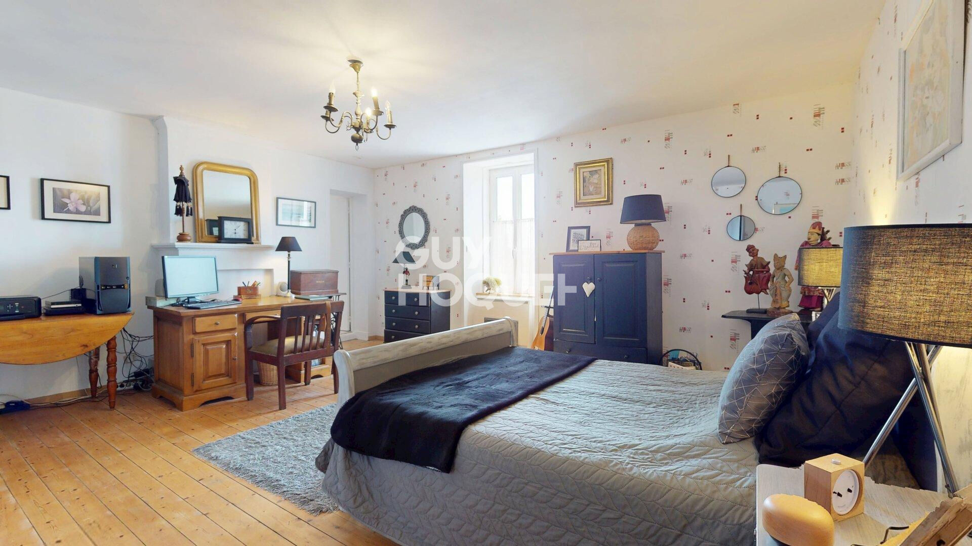 A Vendre Maison en pierre (124 m²) et gîte (27 m²) au Sud de BAYEUX.