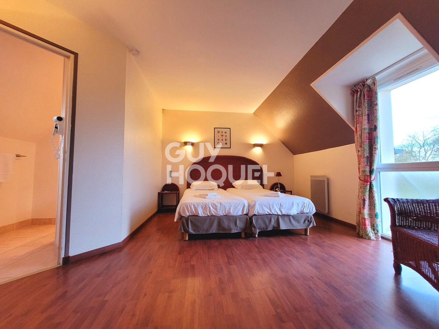 POUR INVESTISSEUR, Immeuble pour locations saisonnières à Colleville-sur-Mer, proche Omaha Beach.