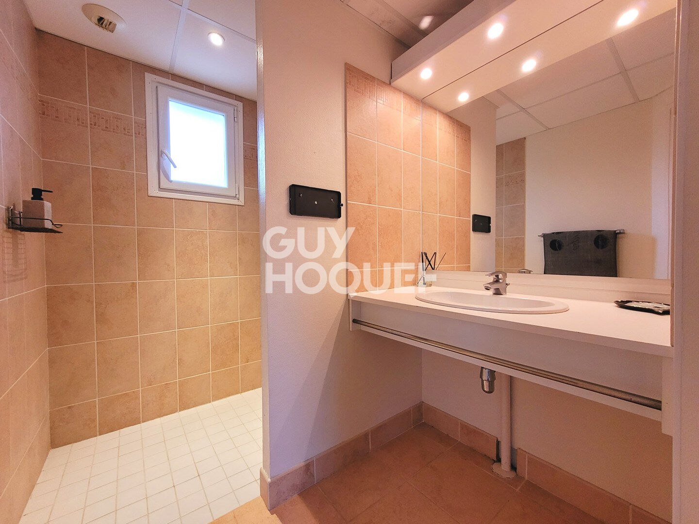 POUR INVESTISSEUR, Immeuble pour locations saisonnières à Colleville-sur-Mer, proche Omaha Beach.